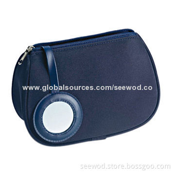 Cosmetic case with hanging mirror